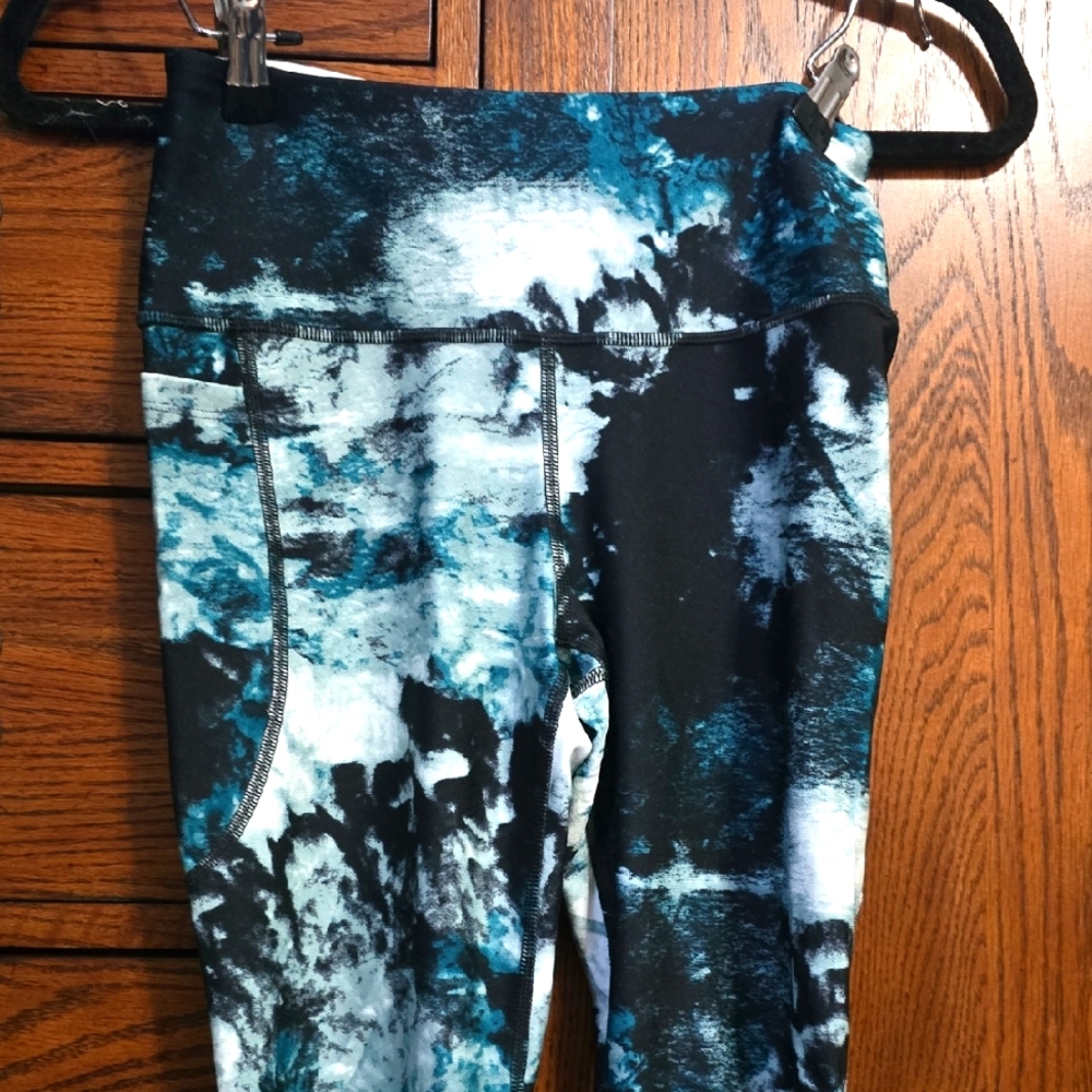Under Armour Women Black and Blue Patterned Leggings Small New W/o Tags